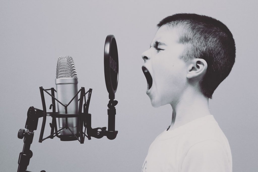 a kid sings